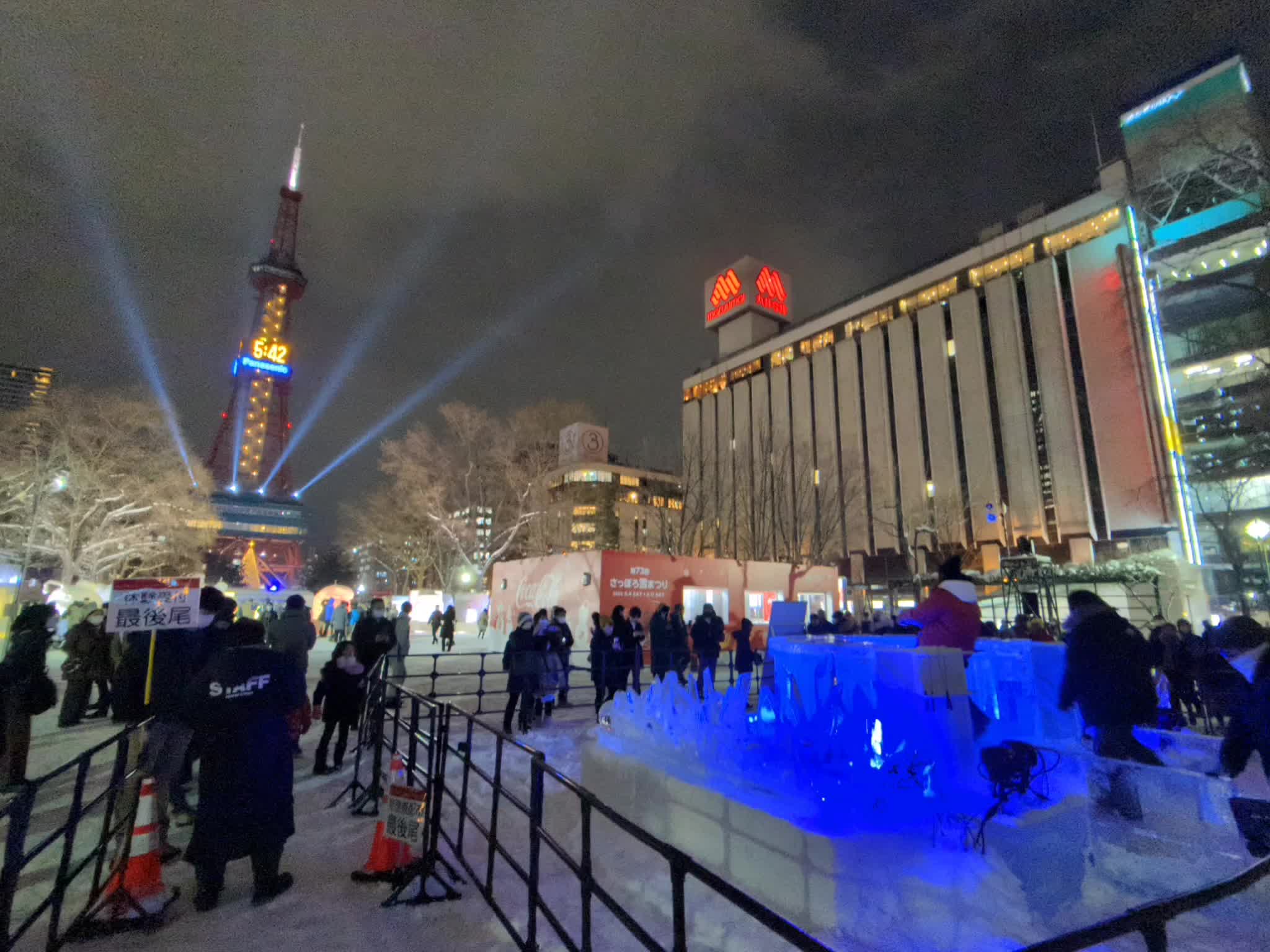 さっぽろ雪まつり会場の氷の展示とテレビ塔